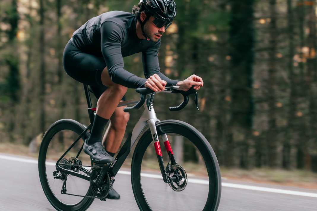 Nouveau vélo de course polyvalent en provenance d'Italie : Basso présente le SV. L'abréviation signifie "Sempre Veloce" (en français : toujours rapide).