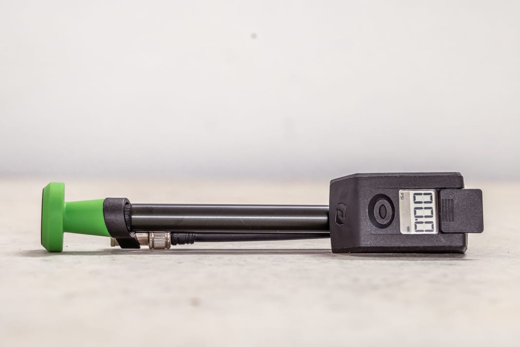 The Syncros Boundary is a compact digital pump that fits easily into your rucksack