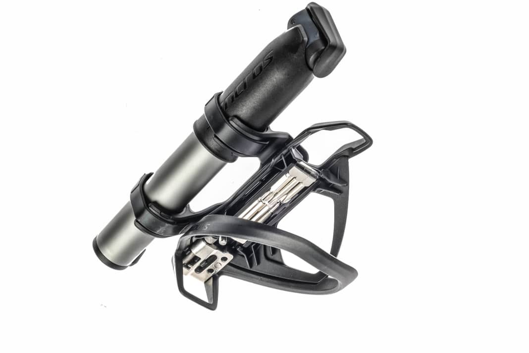 All-round package with pump, mini-tool and bottle cage: Syncros IS Cache 2.0 HV