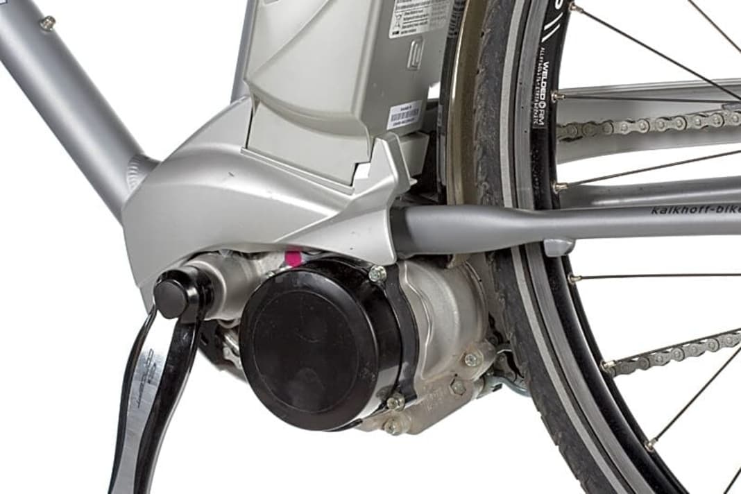 Panasonic mid-motor: The battery, 250-watt motor with crank and bottom bracket formed a single unit and required a special frame with extra-long chainstays. The motor was therefore less suitable for use in mountain bikes than the Bosch Drive Unit - one reason why the Flyer X-Series attracted less attention at the 2010 Eurobike trade fair than the Haibike eQ XDuro with Bosch drive and sportier geometry. It was also not possible to fit a front derailleur to the system.