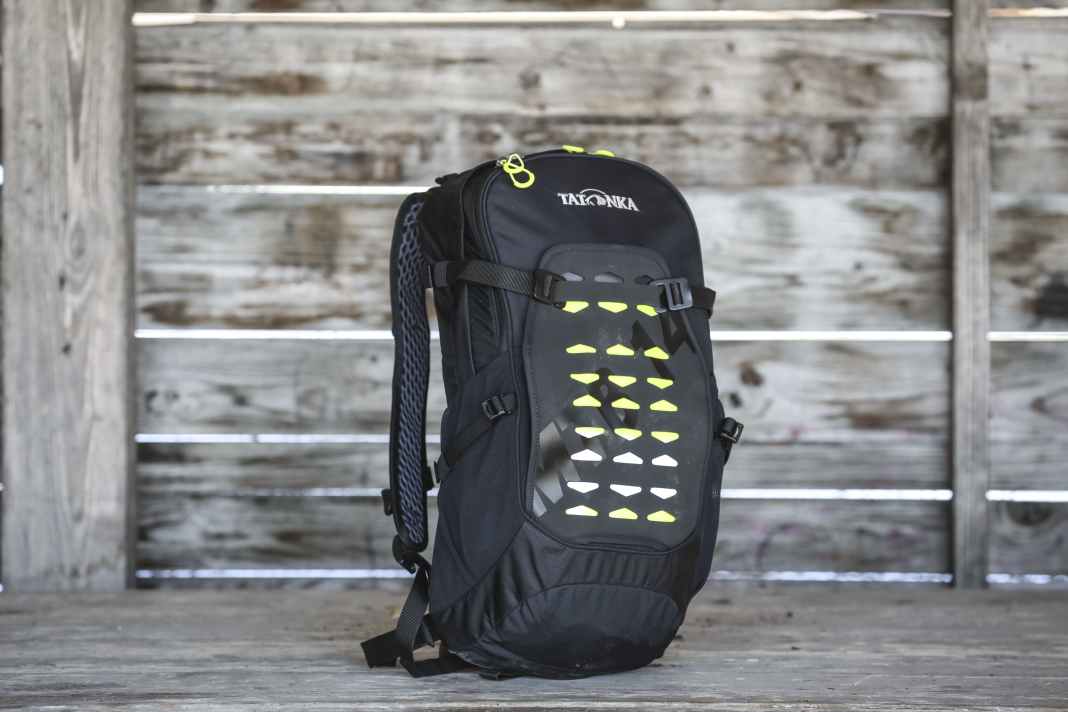 With the MTB 14, Tatonka has a new bike backpack in its programme that is aimed primarily at touring bikers with its solid ventilation and compact design.