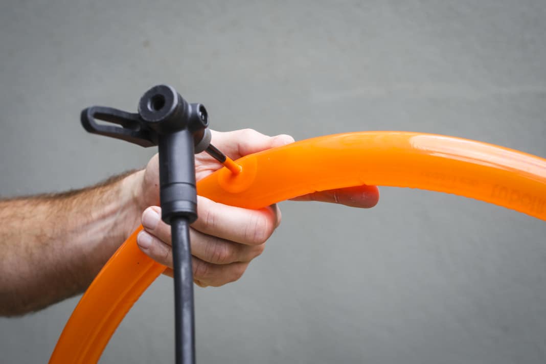 Dein TPU-Schlauch hat ein Loch? So bekommst du ihn wieder dicht. Pumpe den Schlauch zur Lochsuche nur leicht an (0,3 bis 0,5 bar), sonst bekommt er eine Beule