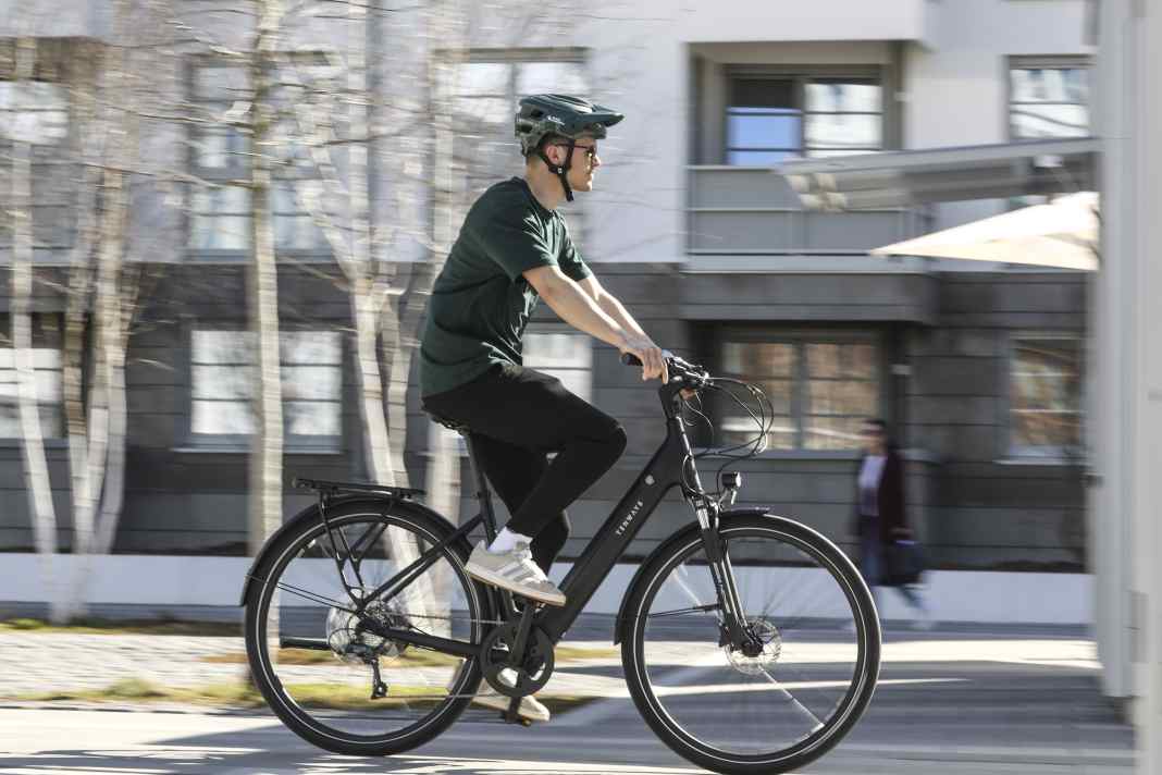 Das Tenways fährt sich betont relaxed und lässig. Für unseren Geschmack dürfte der Rahmen etwas steifer sein.