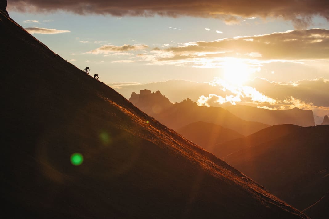 Steile, lange Auffahrten und noch längere Abfahrten – für Richie Schley sind die Dolomiten- Hänge ein perfektes E-MTB-Revier.