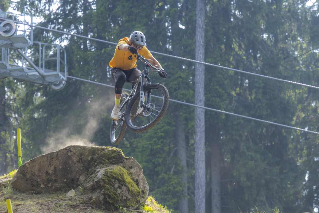 Jetzt muss das Allmountain-Fahrwerk des TP4-S gleich Schläge einstecken. BIKE-Tester Dimi Lehner biegt in den DH-Track Black Snake in Val di Sole.