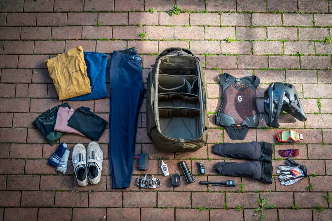 Du willst in den Bikepark oder einfach zu deinem Lieblingstrail, doch wohin mit der ganzen Ausrüstung? Thule hat mit der neuen RoundTrip Duffel 70L eine spannende Lösung gegen Chaos beim Biketrip.