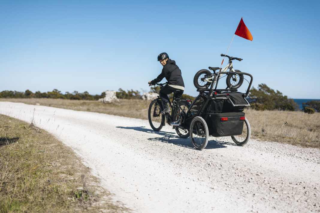 Thule has now brought out a handy accessory: the balance bike holder for the Chariot 2 bike trailer.