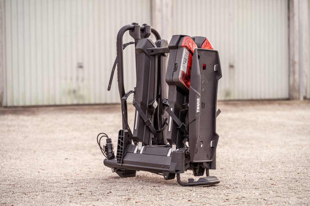 Thule setzt beim EasyFold 3 auf ein cleveres Klappsystem und brandneue Greifer. Kann der neue Fahrradträger aus Schweden im Test Punkten?