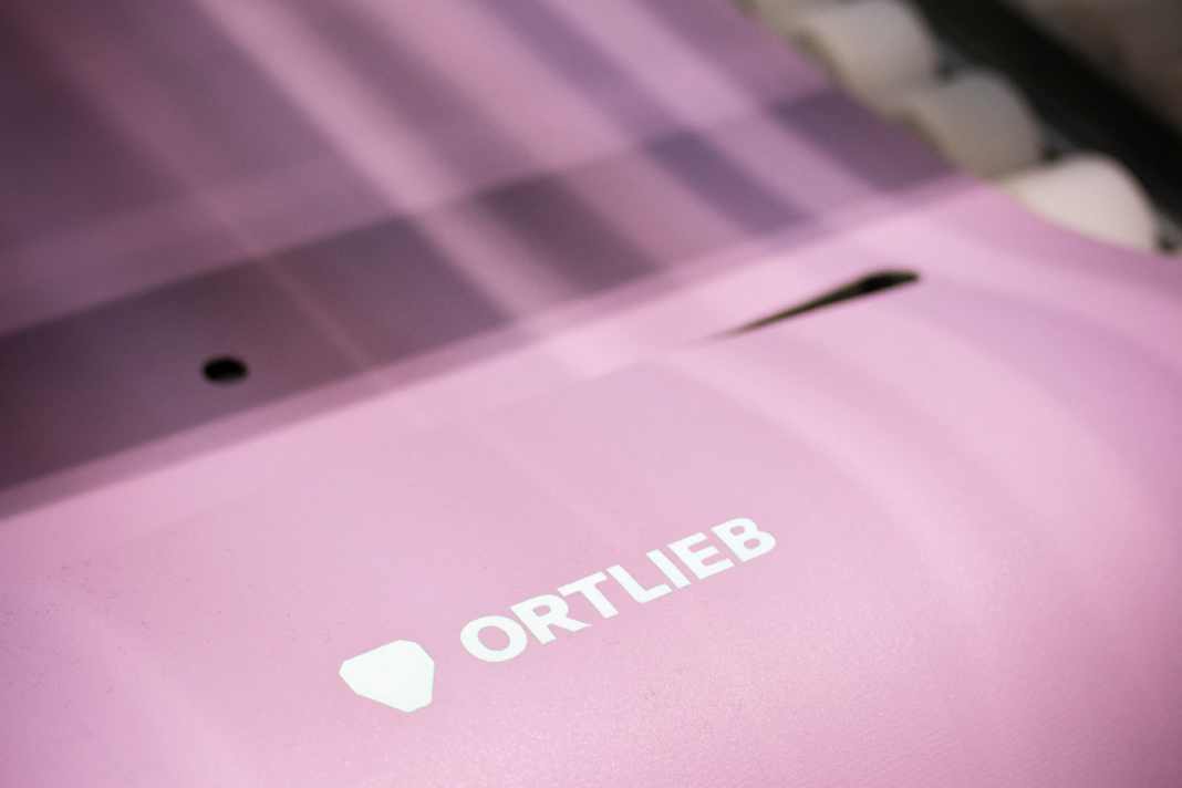 Die fränkische Marke Ortlieb gilt seit über vier Jahrzehnten als Benchmark für wasserdichte Taschen – ob Gepäckträgertasche, Pendler-Rucksack oder Reisetasche. Doch trotz aller Fertigungstiefe hatte Ortlieb bislang eine Lücke: Das Gewebe selbst kam von externen Lieferanten. Mit TIDURA stellt Ortlieb jetzt ein vollständig selbst entwickeltes und gefertigtes Material vor.