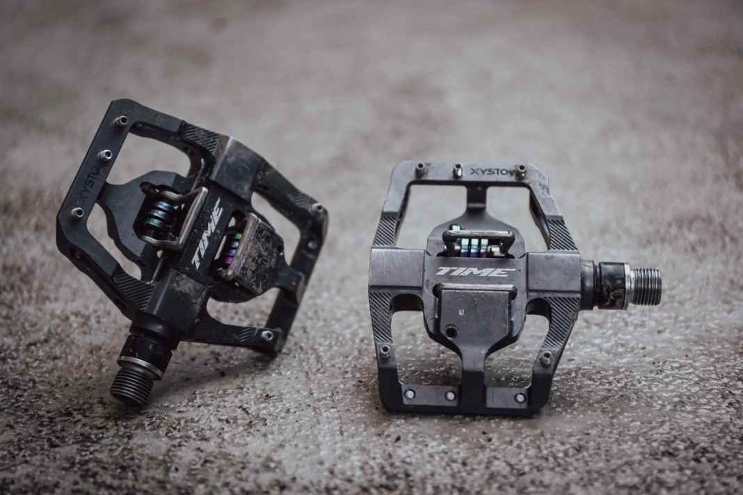 Das Time Xysto besitzt einen massiven Alu-Body sowie fünf Pins pro Seite, die sich auch in der Höhe anpassen lassen.