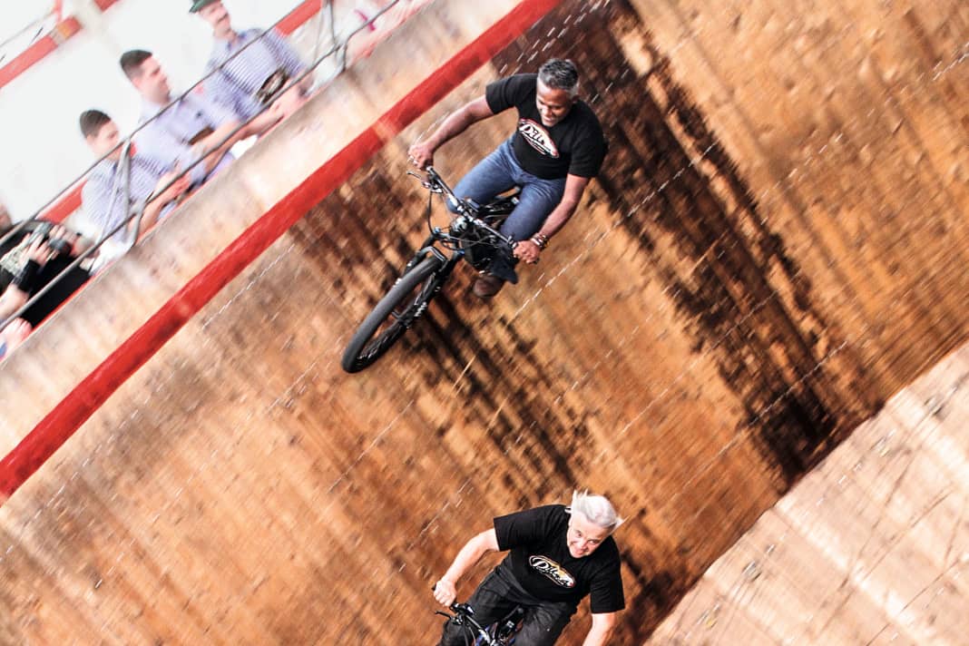 Jagath chases Benno: the boss of Pitt's wall of death is never usually on a bike. When Benno arrived with the Spitzing, Jagath was immediately hooked. He cycled 109 kilometres in one Wiesn season.