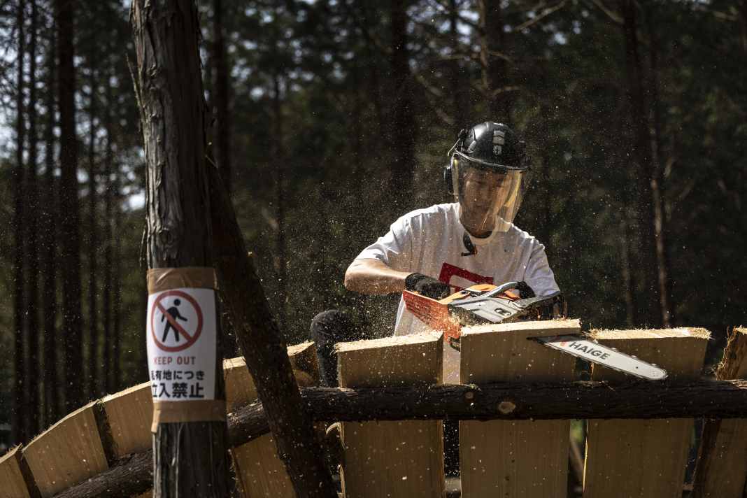 Hammering, sawing, tapping: Tomomi at work.