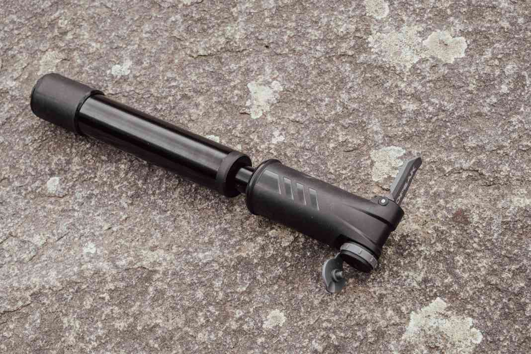 Topeak hat mit der Mountain TT Twin Turbo eine Minipumpe mit innovativem Drucksystem im Programm