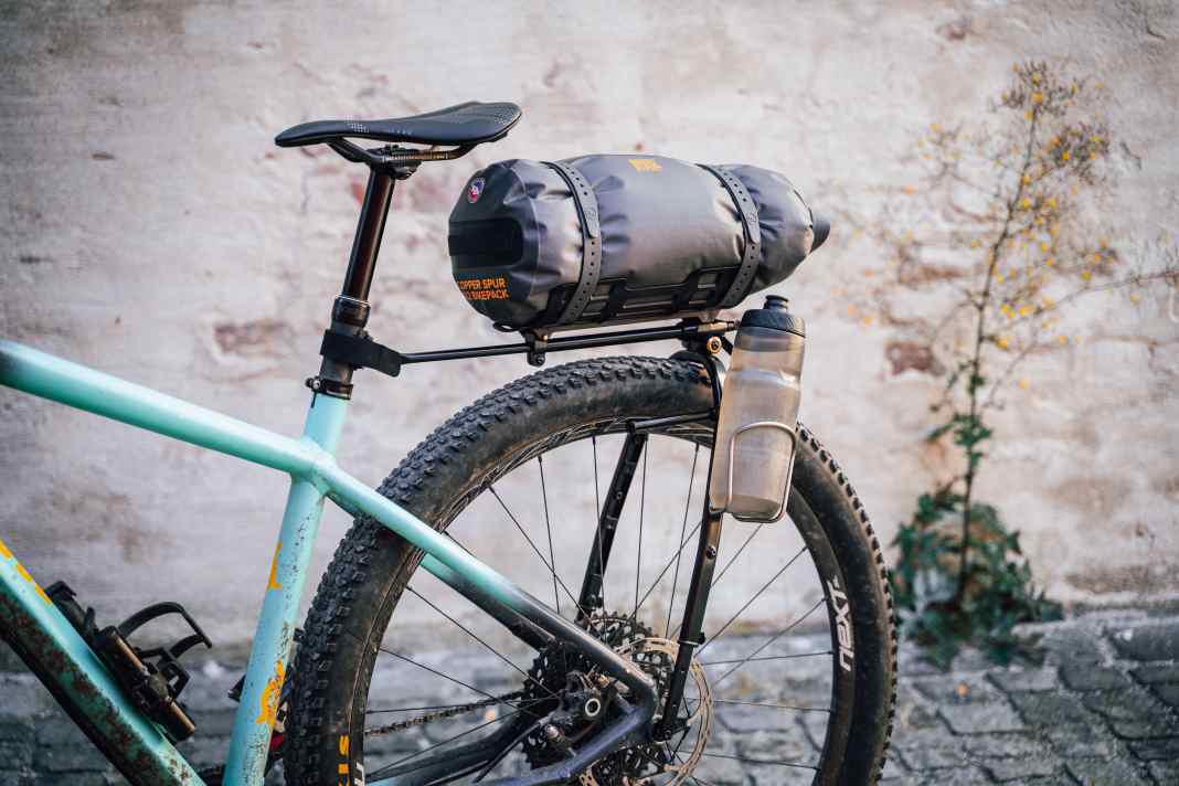 Bikepacking is all the rage, but the classic saddle bag isn’t always the best solution for carrying luggage. Lightweight luggage racks offer a wide range of mounting options and are, in some cases, much better suited to off-road use. We’ve tested six lightweight and versatile models.