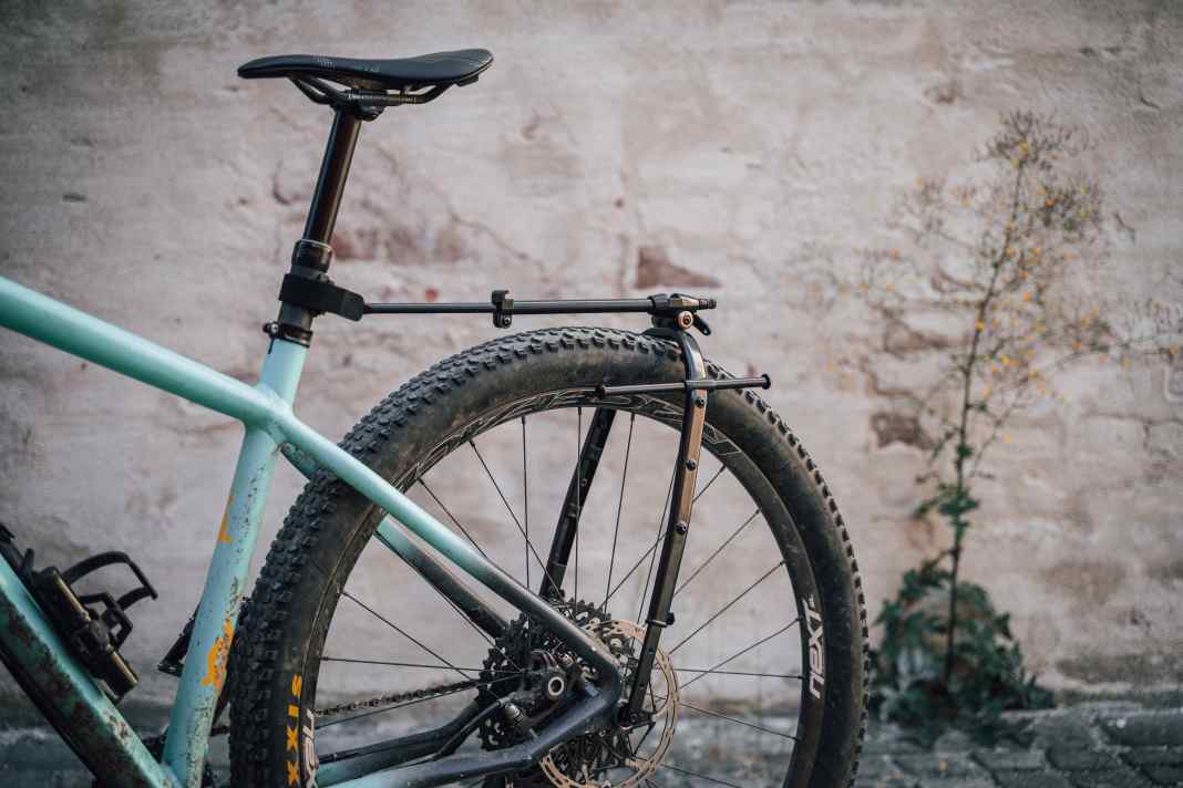 Topeak hat mit dem Zi:Rak einen vielseitigen Gepäckträger im Programm, der neben klassischen Bikepacking-Tugenden auch eine Lademöglichkeit für klassische Packtaschen mitbringt.