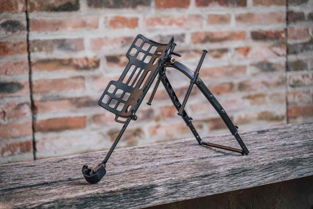 With the Zi:Rak, Topeak offers a versatile luggage rack that, in addition to classic bikepacking features, also provides a mounting option for standard panniers. In our setup comprising the rack, U-Shell and thru-axle, the Zi:Rak weighs 879 grams and costs a total of 157.85 euros.
