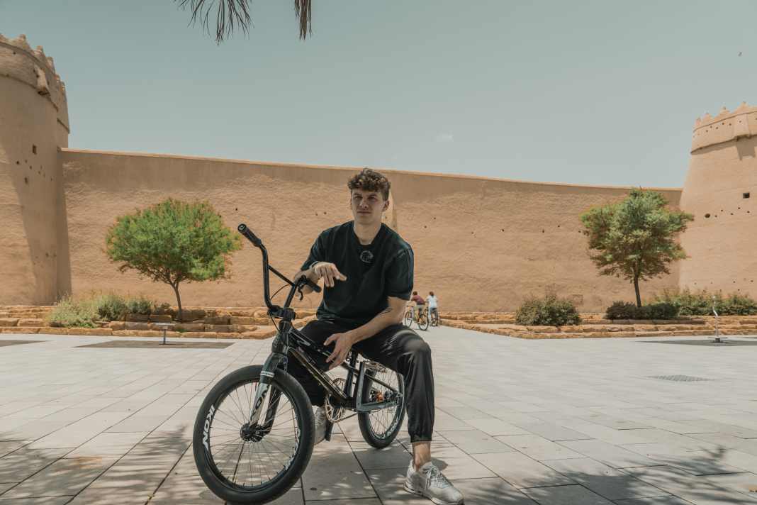 Eddy Clerte, Pump Track World Champion 2021, testet die neuen Pump Tracks im Nahen Osten.