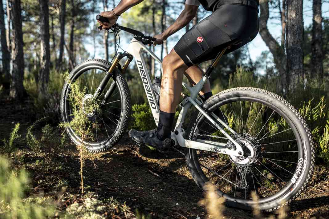 Megamo presents the new Crosscountry MTB Track. More suspension travel and a revised frame lift the Spanish fully into the present day of XC sport.