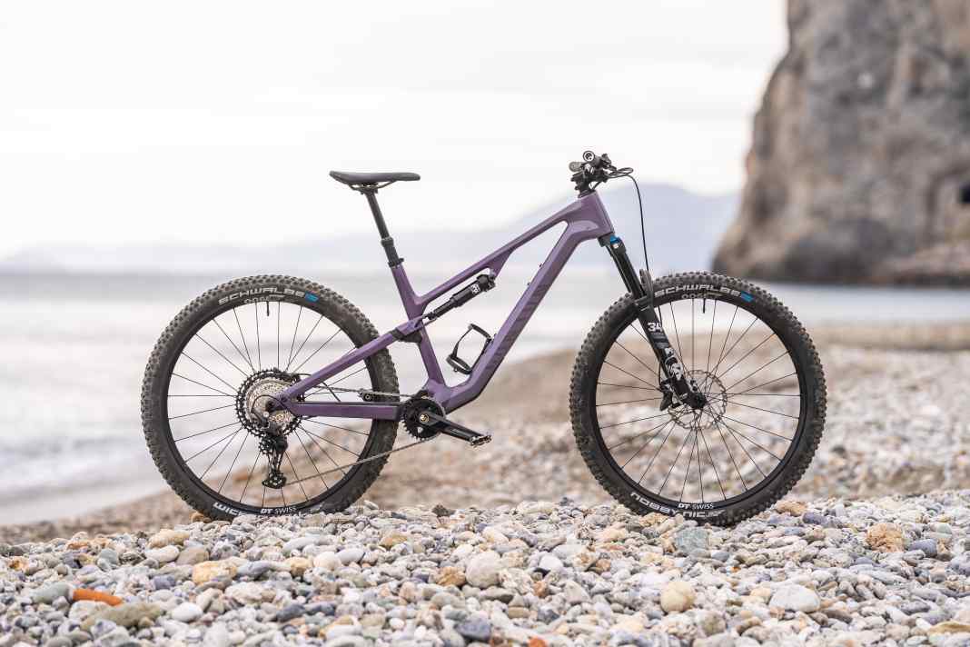 Canyon Neuron CF 7 // 13.67 kilos // 140/140 millimetres travel // carbon // 29-inch // 3099 euros