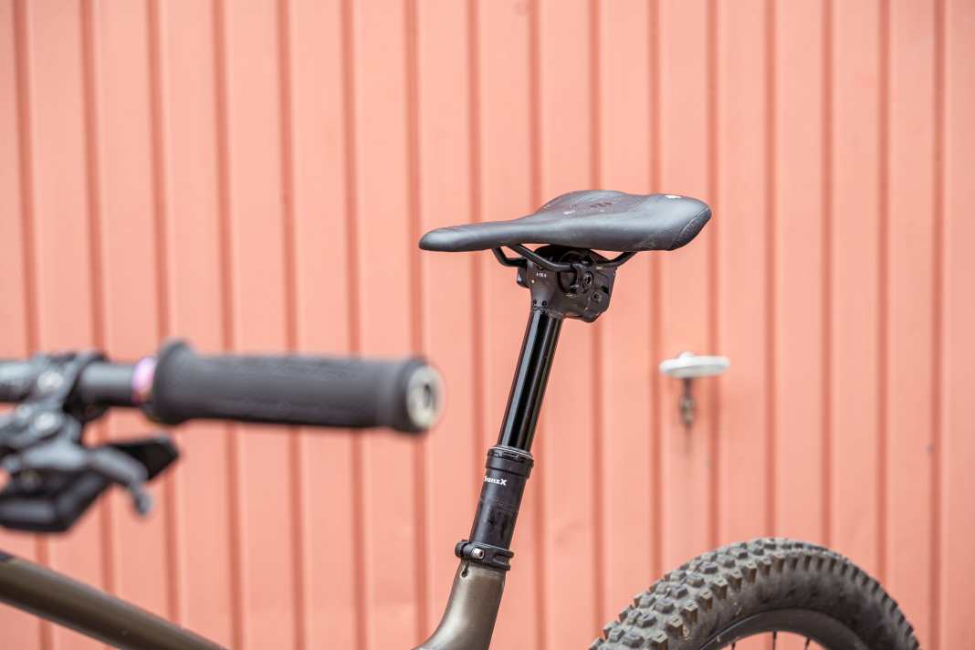 Can electric also be cheap? With the EDP01, TranzX has an inexpensive alternative to the E-Vario seatposts from Rockshox and Co