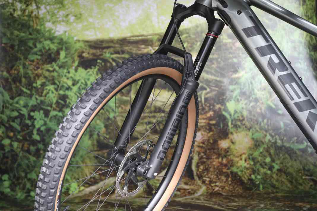 The affordable Rockshox Domain can't quite keep up with the strong rear suspension of the Rail.