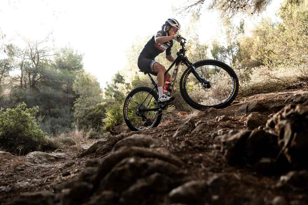 Hardtails ain't dead: Trek aktualisiert das Supercaliber Carbon und rüstet es mit 120 Millimetern Federweg für moderne Crosscountry-Rennstrecken.