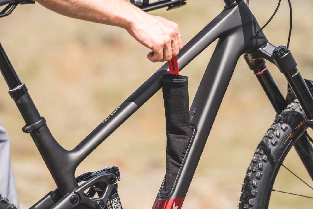 The storage compartment with generous opening comes with a neoprene bag.