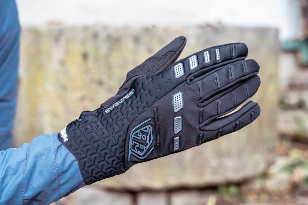 Quels gants d'hiver tiennent chaud tout en offrant une bonne prise en main du guidon ? Huit modèles en test. Ici, le Troy Lee Designs Swelter