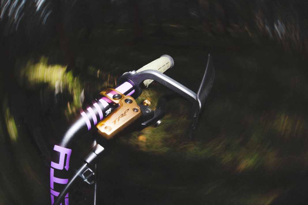 Das neue TRP-Flaggschiff EVO Pro im Rampenlicht: Sie ersetzt ab sofort die DH-R EVO an der Spitze des TRP-Lineups.