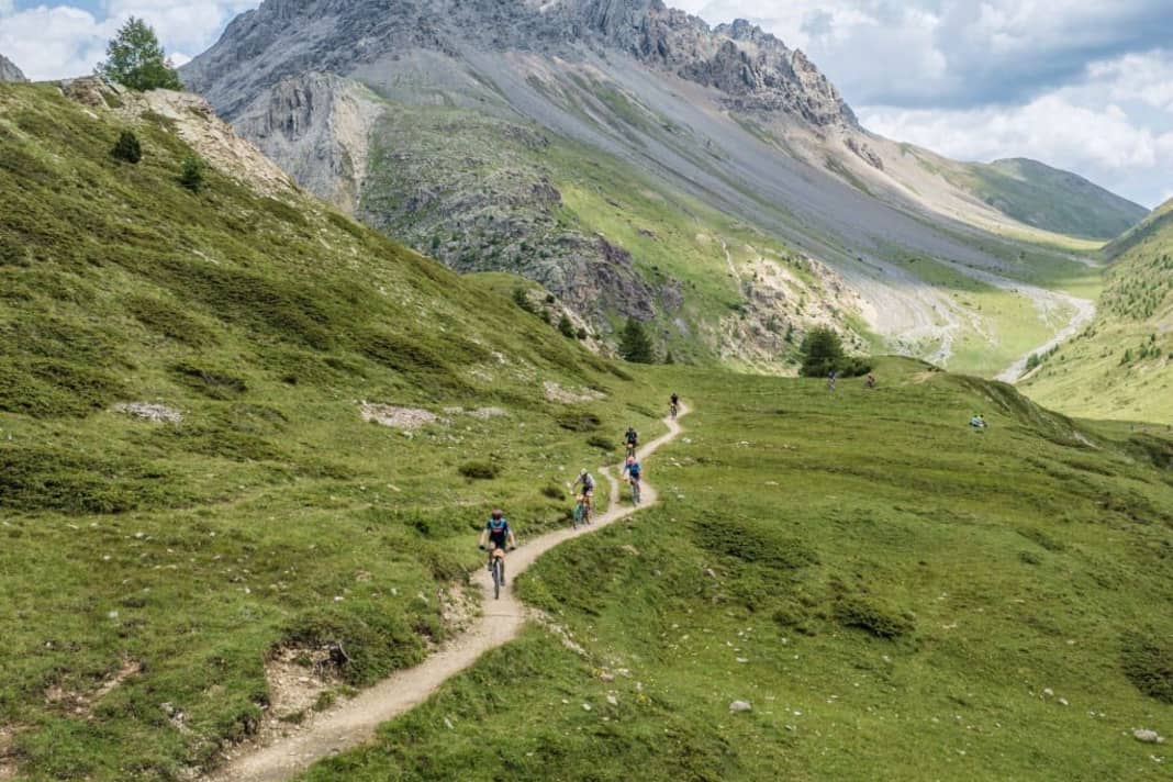 The stages of the BIKE Transalp offer wonderful mountain panoramas, like this one here.