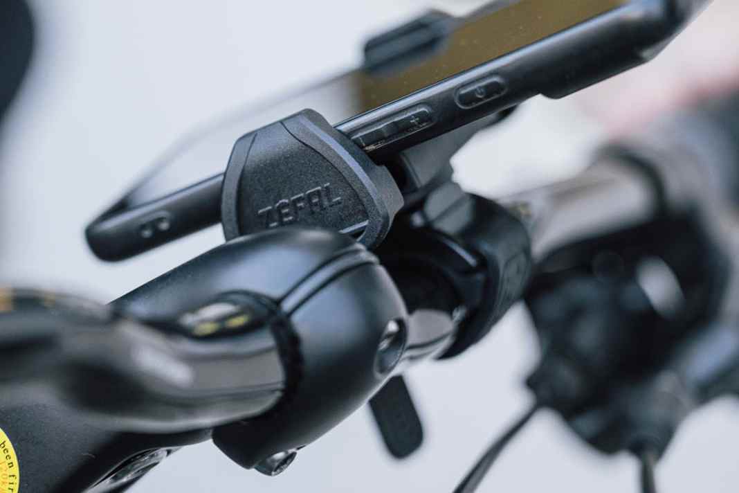 With the Universal Bike Holder, Zéfal has a smart mobile phone holder for city and touring bikers in its range