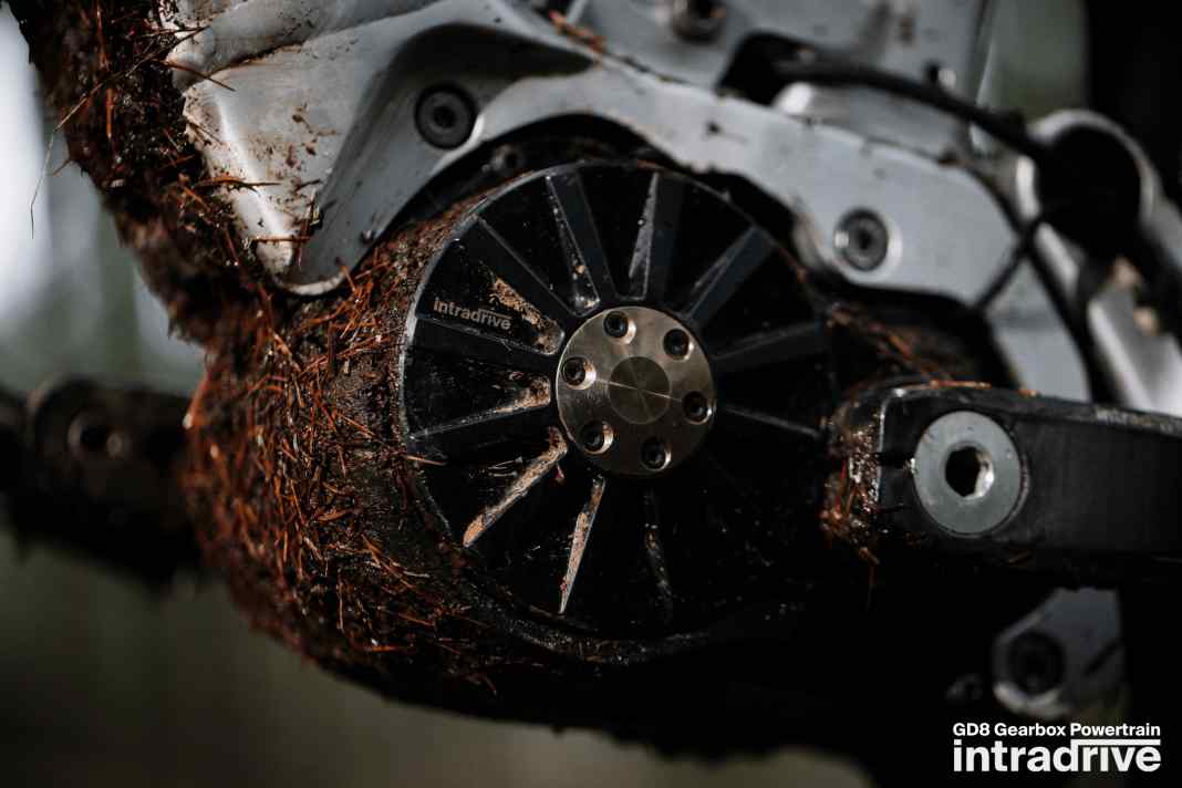 Die Intredrive GD8 sitzt erstaunlich kompakt im Tretlagerbereich und soll an die Aufnahmen von Shimano EP8-Motoren passen.