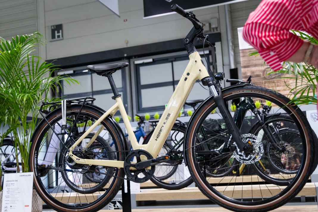 Mit dem Urbanico One nimmt Hercules urbane Alltagsfahrer ins Visier. Als E-Bike mit Markenparts für 1999 Euro ein sehr fairer Deal.