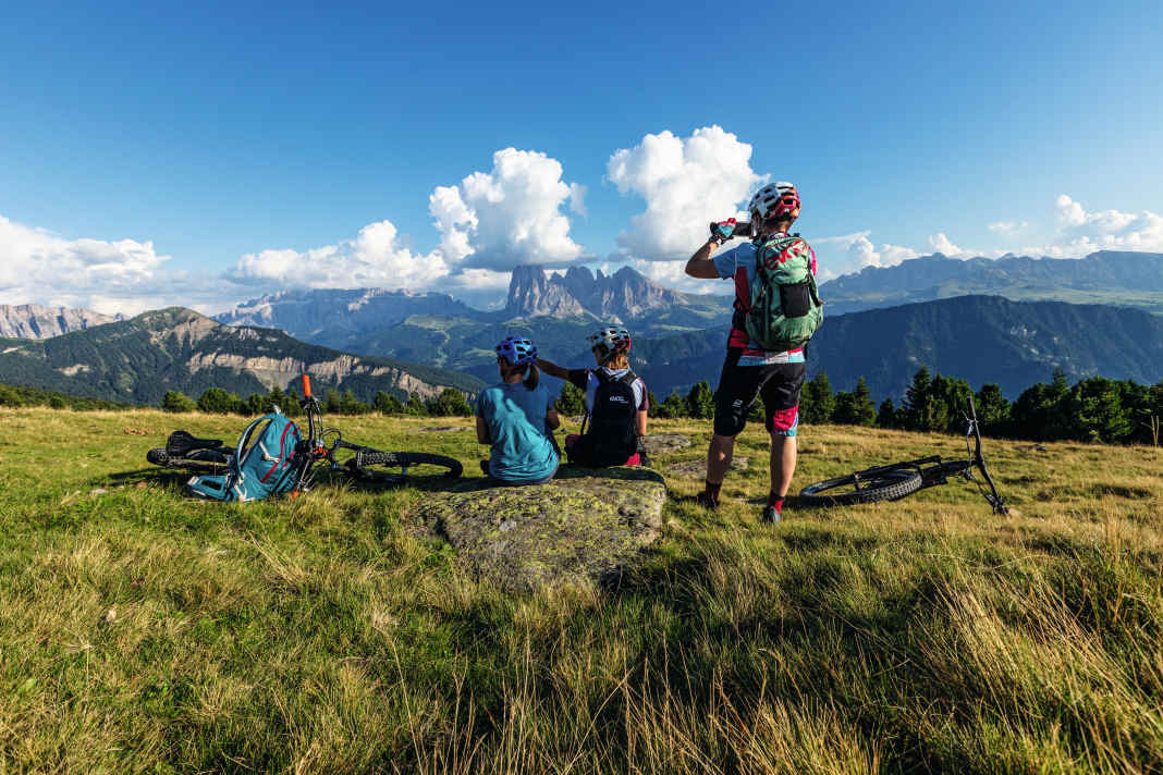 Langkofel, Sellastock und Geislerspitzen (von rechts). Man muss auf dieser Tour immer mal Fotopausen einlegen.