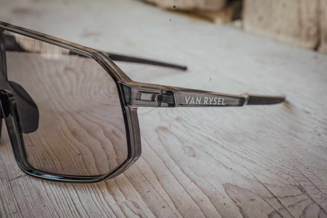 Für alle, die es noch nicht wissen: Van Rysel ist die Rennrad-Zubehörmarke von Decathlon. Für uns ist die RR900 aber eher eine typsiche Trail-Brille