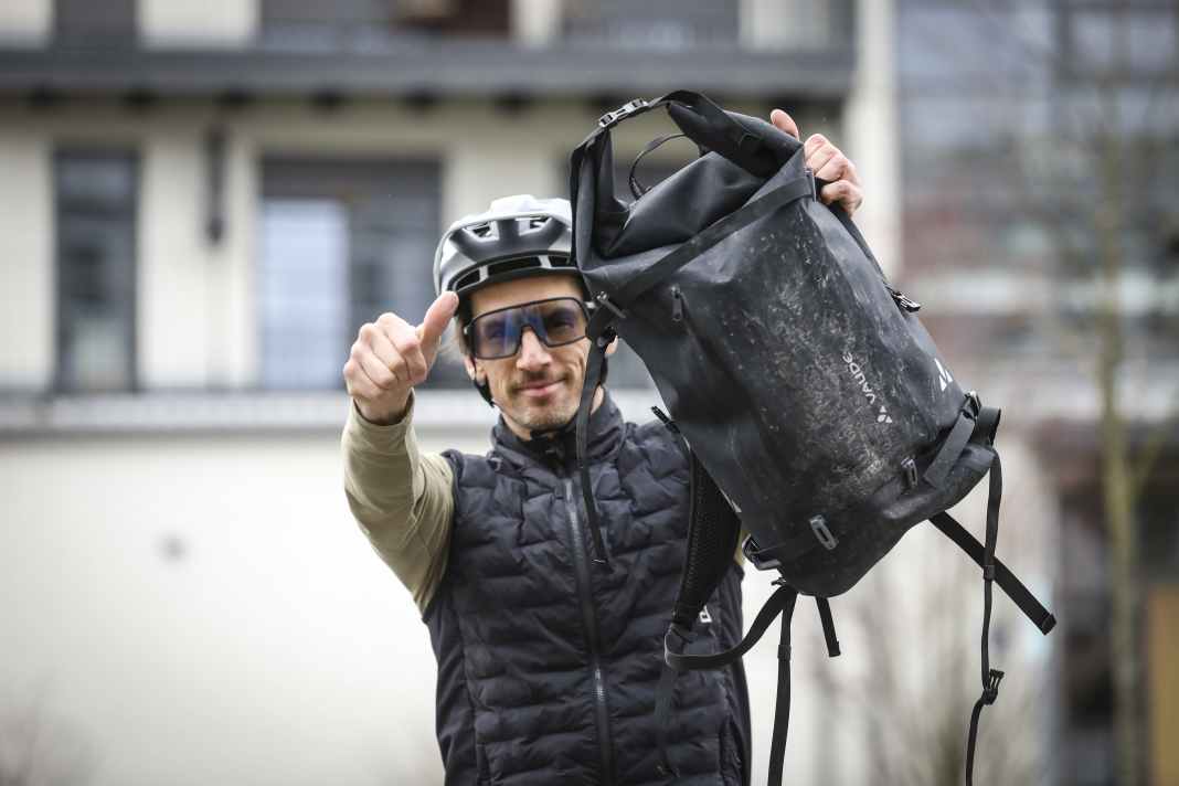 Nicht, dass uns jemand vorwirft, wir hätten den Vaude Proof 22 Multifunktions-Rucksack am Schreibtisch getestet. Mud does not lie!