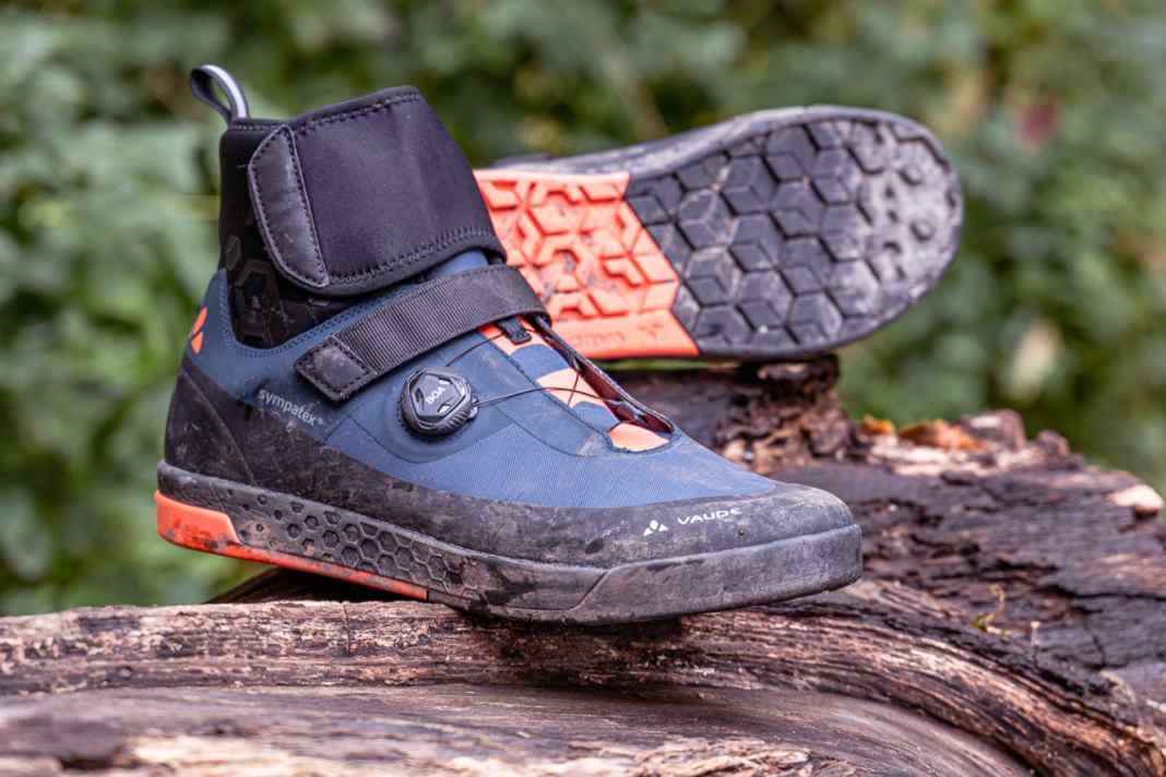 Vaude has long had solid winter shoes in its range for clickie riders. With the AM Moab Mid Winter STX, the Tettnang-based company is now also catering for flat pedal bikers
