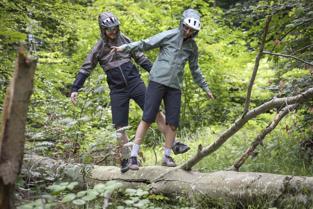 Écologique, multifonctionnelle et bon marché : avec la Loamer Rain Jacket, Vaude propose une veste de pluie passionnante pour le trail et le quotidien.