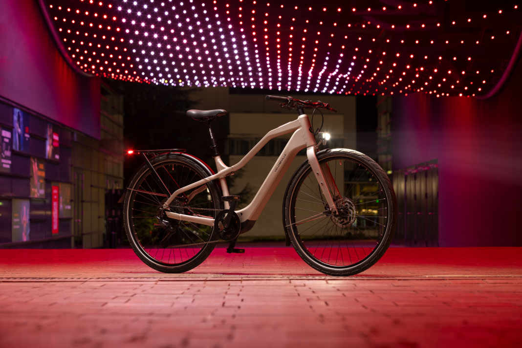 Star in der Manege: Das Revo-C von Velo De Ville ist eines der ersten E-Trekkingbikes mit dem neuen DJI Avinox-Antrieb.