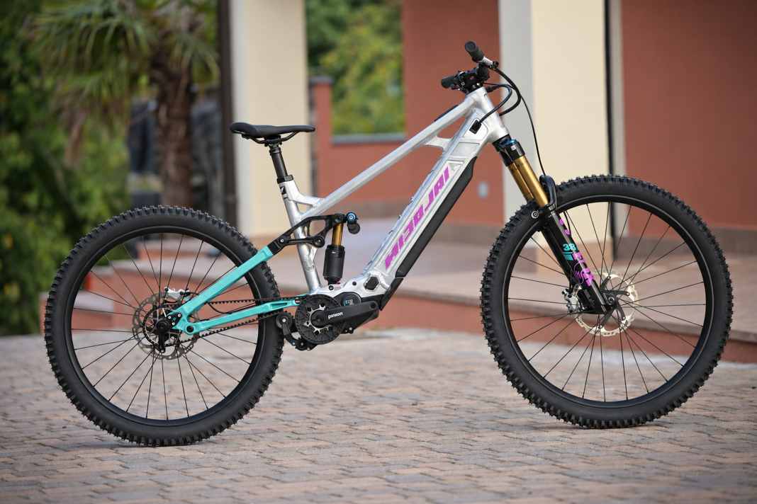 Im Übernachtungspreis ist der Verleih inkludiert: Nicolai S16, mit Pinion MGU-Antrieb, der Motor und Getriebe vereint. Ein Gates Belt Drive ersetzt die Kette, das klassische Schaltwerk entfällt.