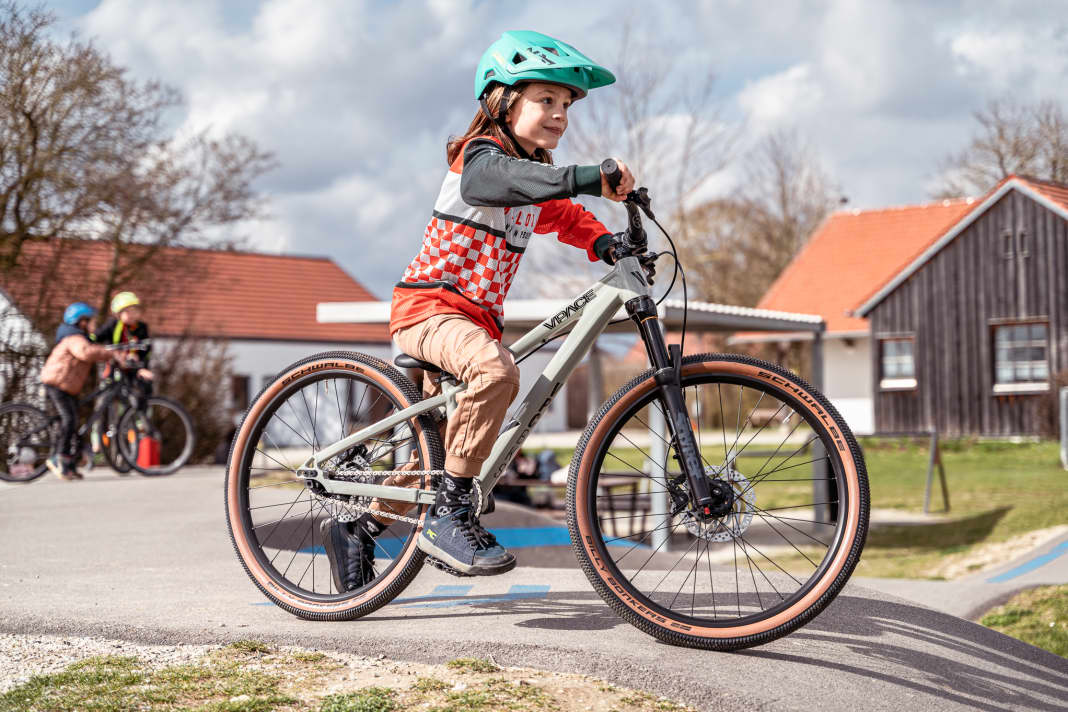 The Vpace Danny24 is an absolute specialist among children's bikes and is at home on pump tracks and dirt jumps.