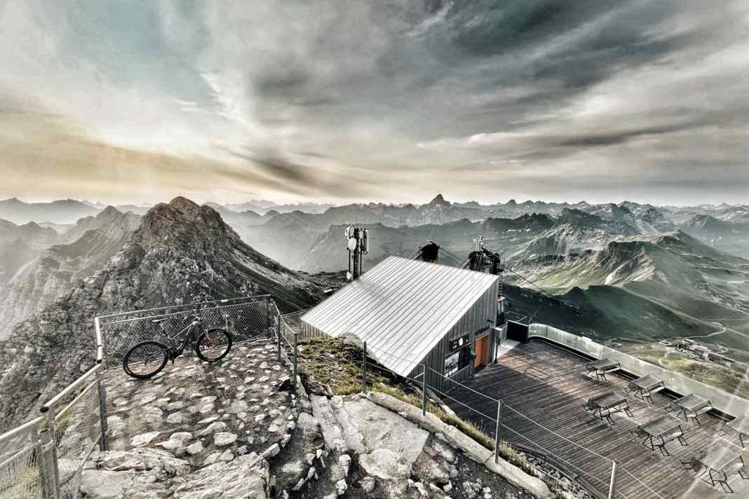 In nur einer Stunde düst das Vuca mit Andreas den sausteilen Anstieg zum Nebelhorn hinauf. Warm wird der Motor dabei natürlich, aber auch das hohe Gewicht mit Fotorucksack kann den vehementen Aufstieg nicht wirklich ausbremsen.