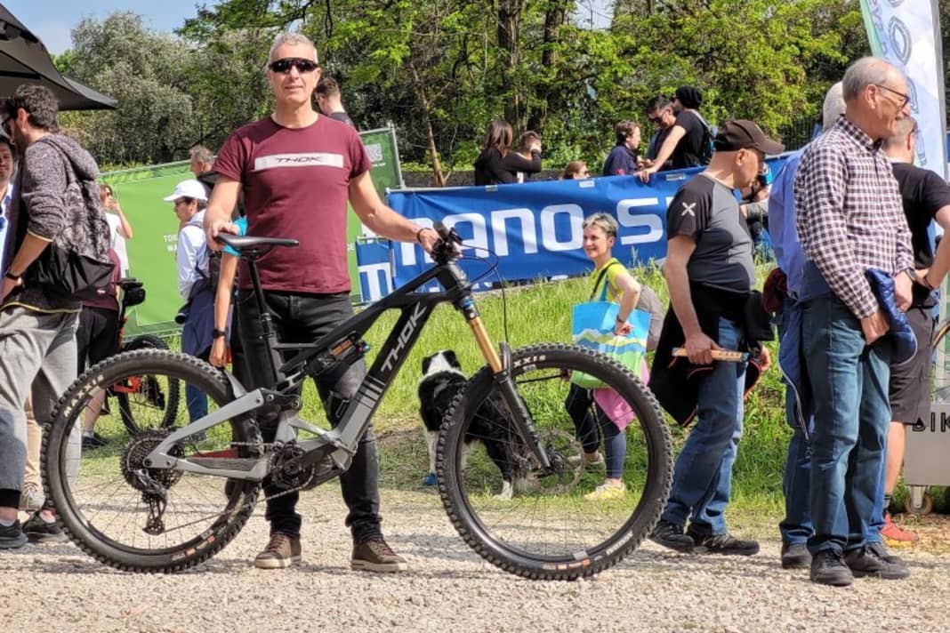 Bedrijfsbaas Stefan Migliorini presenteert de nieuwe E-MTB Thok Gram. De fiets kon ook direct bij Thok worden gebruikt voor testritten.