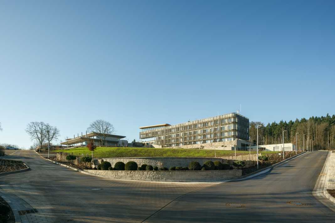 Wald.Weit - der Name des Hotels soll sagen: Wohnen mit 360-Grad-Panorama über den Rhein und das Rheingauer Waldmeer.