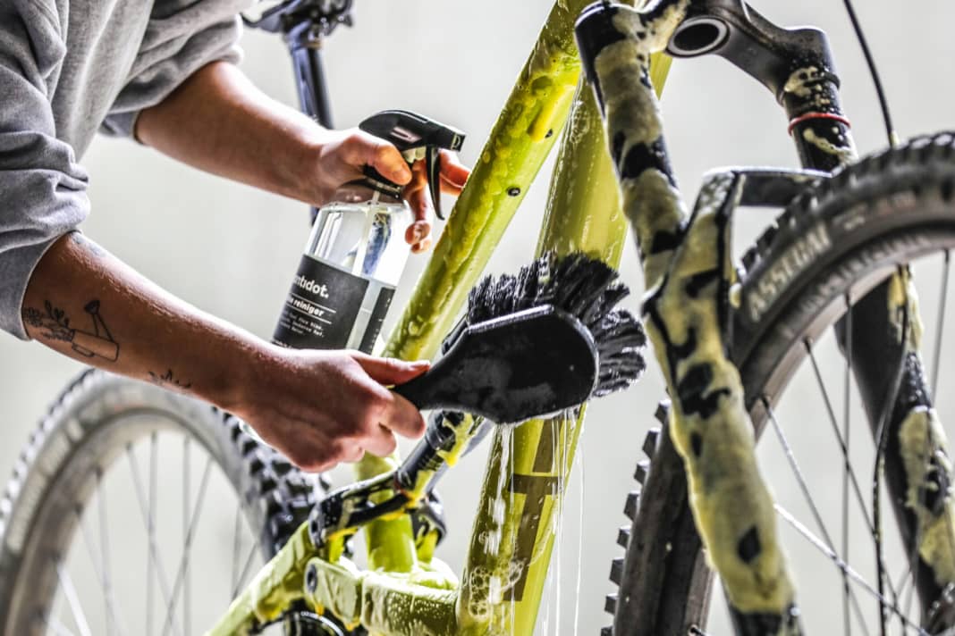 Despite eco-cleaners: bike washing on greenfield sites is absolutely taboo. Grease and lubricants would end up in the environment and groundwater.