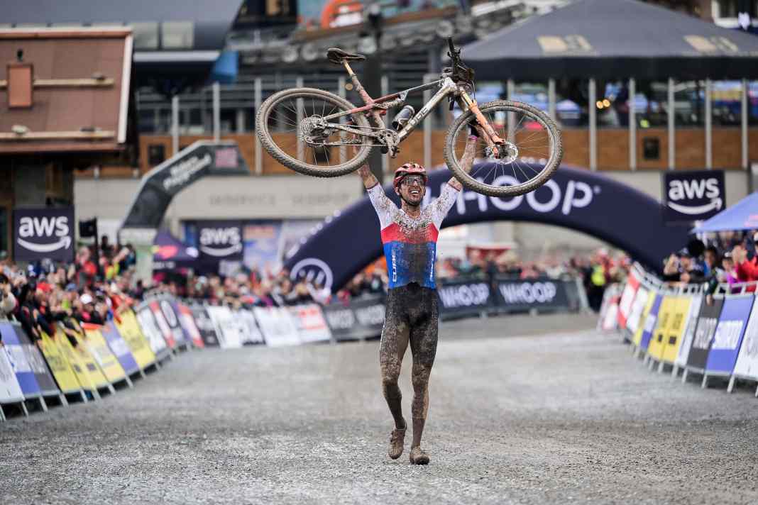 Czech mountain biker Ondřej Cink caused a big surprise at the UCI Cross-Country World Cup in Saalfelden Leogang. The 34-year-old from the Cube Factory Racing Team celebrated his first elite victory in the World Cup on a course that was turned into a mud battle by the rain.