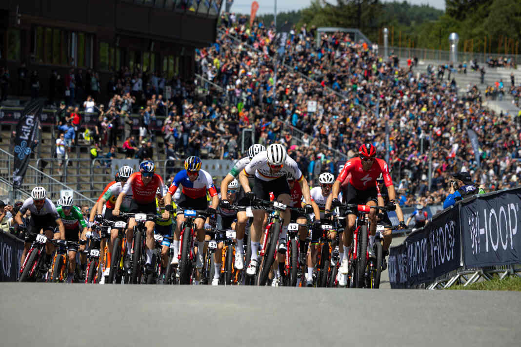 Luca Schwarzbauer takes the lead of the field with a rocket start. In the end, he only just missed out on the top 10 (11th place).