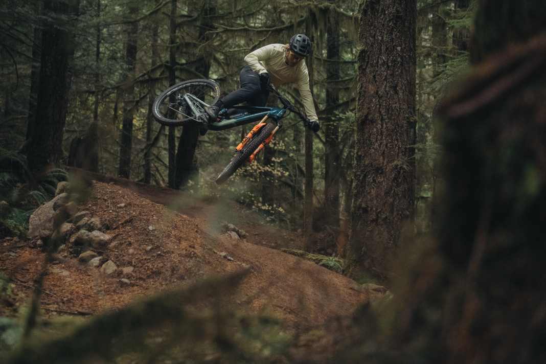 Das neue Rocky Mountain Altitude 2024 unterscheidet sich deutlcih vom alten Bike und soll in rauem Gelände nun noch besser performen.