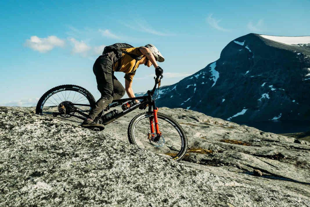Das neue Rocky Mountain Element macht auch auf Touren eine gute Figur.