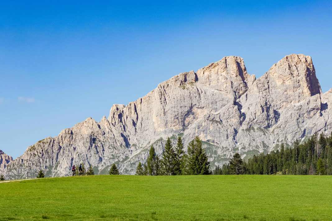The lush green Alpine meadow between Rosengarten and Latemar looks flat. In reality, however, there are quite a few ramps between the two Dolomite massifs.